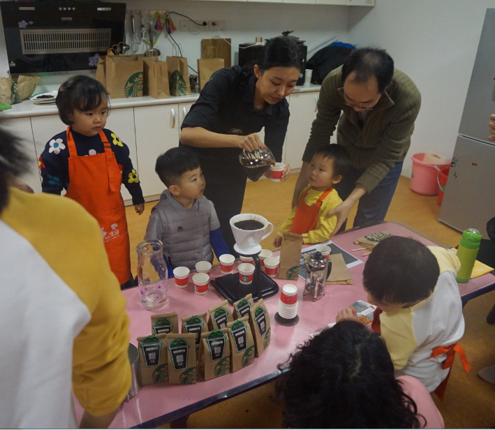 NYC紐約國際早教邯鄲連城早教中心：【活動回顧】職業(yè)體驗星巴克小小咖啡師