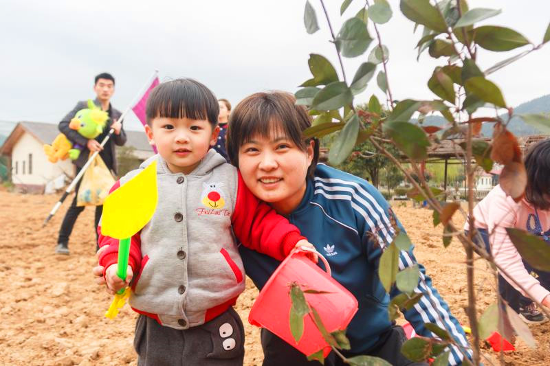 NYC紐約國際長沙陽光錦城早教中心：植樹節(jié)—我和小樹同成長